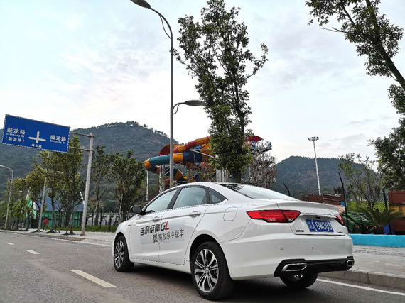 在网红城市里试驾2018款吉利帝豪GL