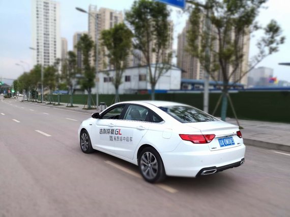 在网红城市里试驾2018款吉利帝豪GL