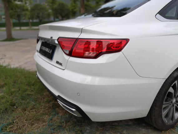 在网红城市里试驾2018款吉利帝豪GL