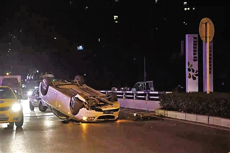 女司机们两天造成三起事故 不熟练致开车侧翻