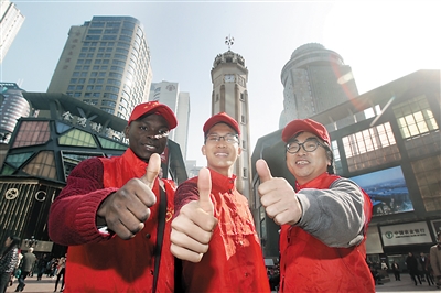 重庆有支外国志愿者队 言子说得顺溜还会做小