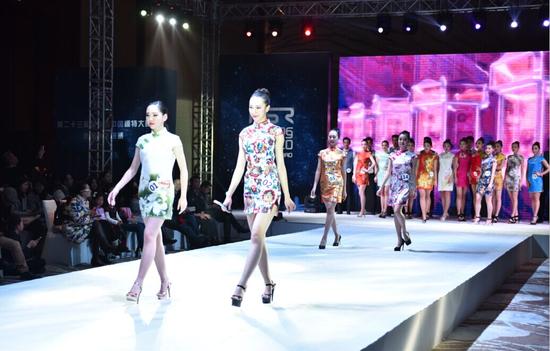 重庆美女帅哥惊艳新丝路T台!三强将角逐中超