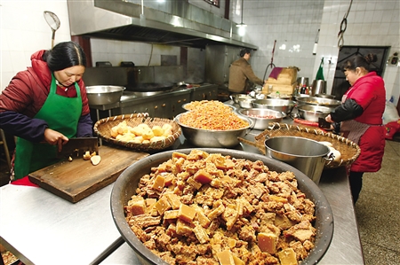 华岩寺,寺庙食堂工作人员正在准备腊八粥食材.