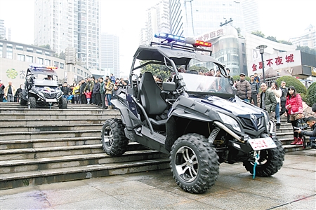 重庆霸气警用摩托车亮相 30多级梯坎10来秒爬