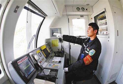 2月8日，吴笛正在轨道3号线坚守岗位，保证车辆安全运行。