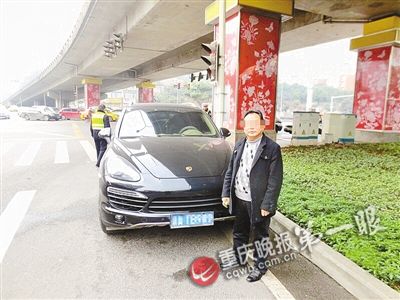 名企老板无证驾豪车被查 该车累计记分高达62