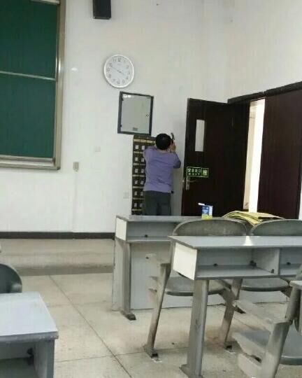 上课老师不点名,同学们用“手机”打卡。