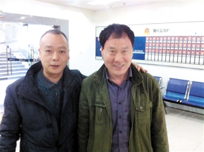 昨日,郝志河(右)终于见到老战友金廷禄(左)。 本报记者 雷键 摄