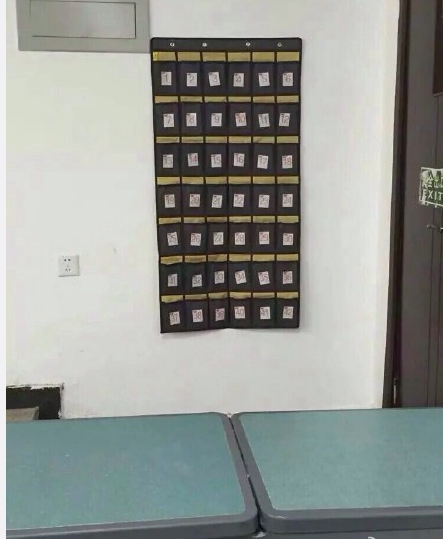上课老师不点名,同学们用“手机”打卡。