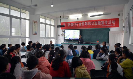 第47个“地球日”科普宣传进校园,图为宣传活动现场。孙波 摄