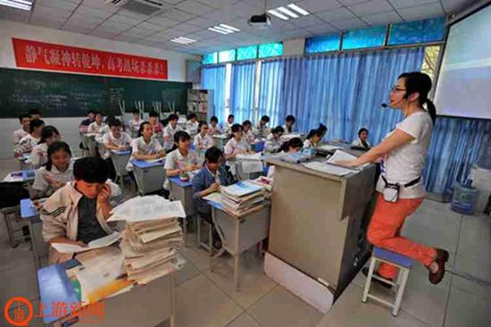 重庆高三女老师跪凳子上上课 脚背骨折仍坚持