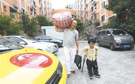 大学生身高1.1米肢体畸形的哥免费接送4年