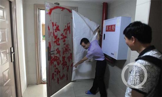 什么仇怨?他家大门被写油漆大字看好你儿!