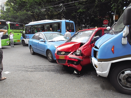 女司机开奥迪起步向左变道 致六车连环相撞