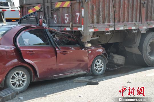 重庆:轿车疑超速后追尾大货车致2人死亡