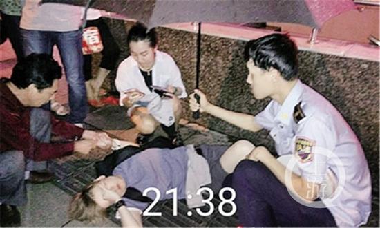 重庆暖心城管:他给残疾人喂饭 给病人撑伞_新浪重庆_新浪网