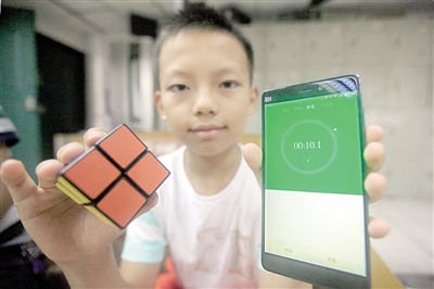 11岁重庆男孩拍视频教玩魔方 快看他的教学智