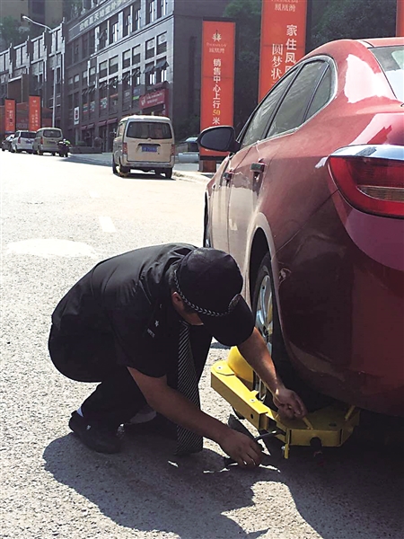 业主小区外公路边停车过夜 没被贴罚单却遭锁