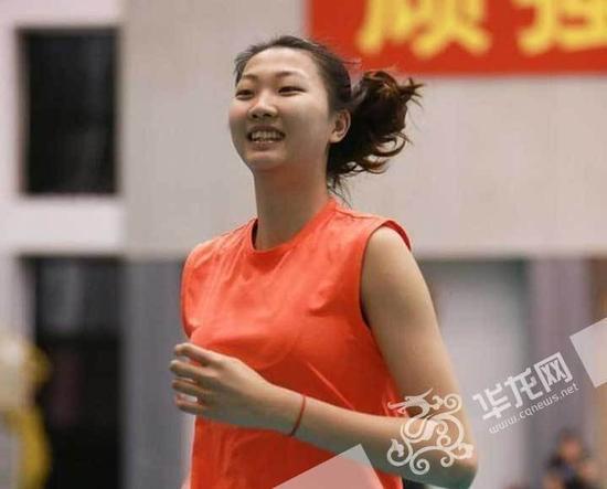 女排夺冠那一刻 重庆籍队员袁心玥与父亲相拥