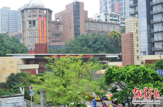 重庆育才中学大门。中国青年报·中青在线记者 王鑫昕/摄