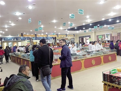 低价团圈套 导游堵商场出口让游客出示购物小