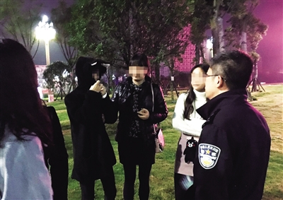 16日晚10点,两江新区的民警在四川宜宾找到了离家出走的俩女孩。本报记者 胡杰 摄