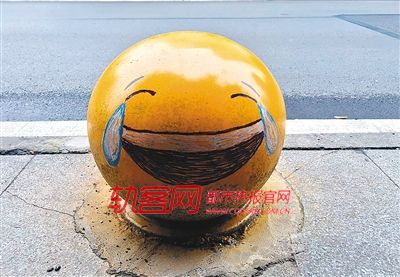 重庆隔离墩也爱"卖萌" 城市涂鸦到底能不能随便画