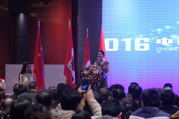 【美女主持拉开说明会序幕】