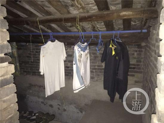 吴波家中的二楼,仍挂着他夏天的衣服