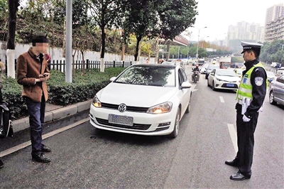 轿车挡道被涂车牌。 本报记者 雷键 摄