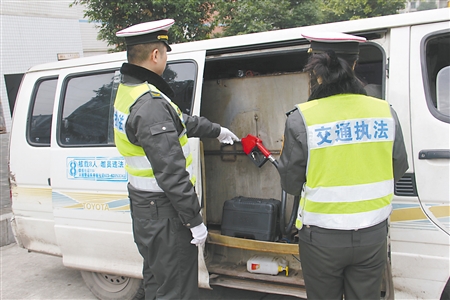 金杯车改装的“流动加油站”