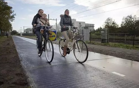 【太阳能自行车道上是克罗默尼小镇上许多居民的必经之路】