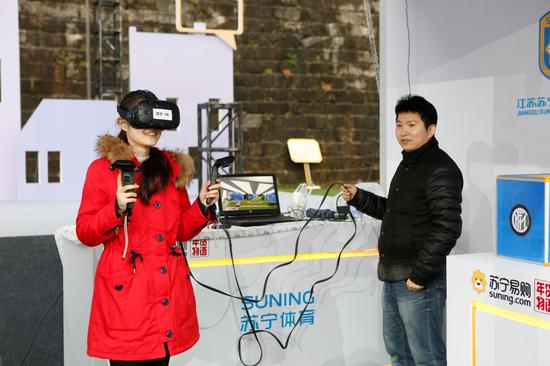 用户在年货大SHOW现场进行VR体验