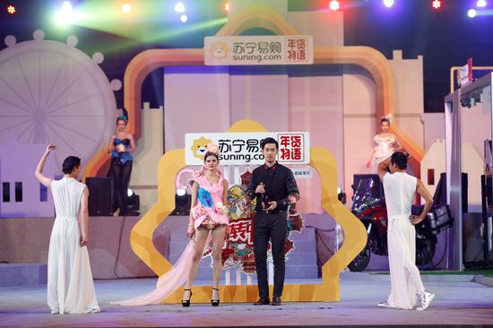 时尚模特亮相年货大SHOW现场
