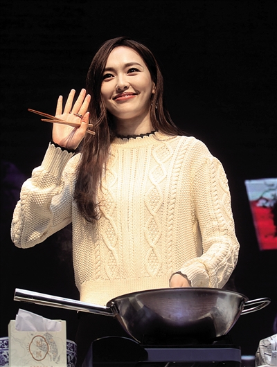 《决战食神》重庆路演 谢霆锋唐嫣为粉丝煮酸