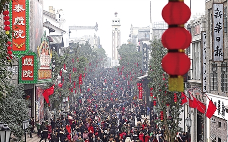 游客挤爆两江影视城,玩得不亦乐乎。 首席记者 钟志兵 摄