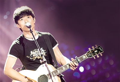 去年来重庆开两次个唱 唱完《成都》赵雷红了