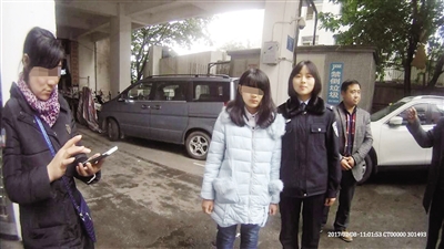 小姚和民警在一起,左侧拿手机的为小姚的妈妈。 (警方供图)