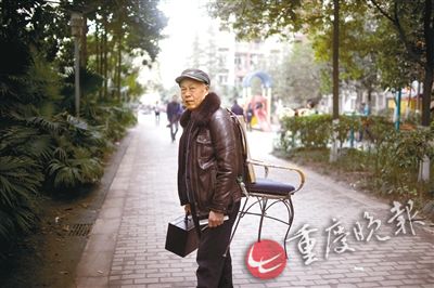 一把铁椅、一个理发工具箱是吴孝林的移动理发店的标配