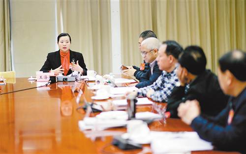 3月6日,十二届全国人大五次会议重庆代表团驻地,代表们分组审议政府工作报告。图为代表王海燕就关注农村留守妇女问题提出建议