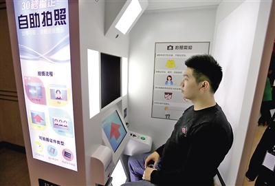 市民现场拍照,可选择最好的一张证件照