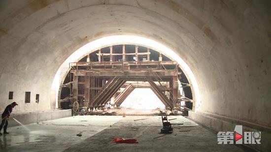 作为重庆市级重点工程的万兴路隧道工程,目前已经实现双洞贯通,预计今年国庆节前将竣工通车。