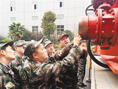 武警水电部队教官为学员讲解新式防汛抗旱装备