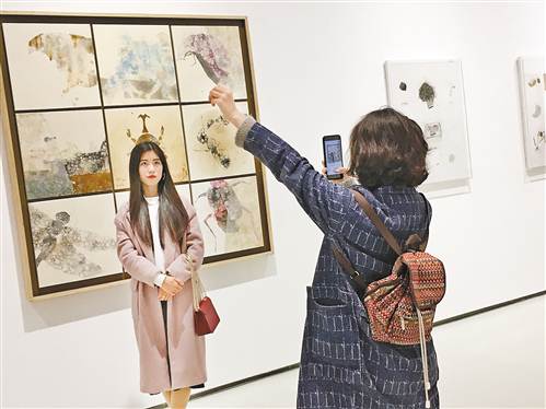 观众在“未来能见度——全国青年艺术家提名展”展览现场留影