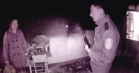 民警在现场查看损毁情况 九龙坡警方供图
