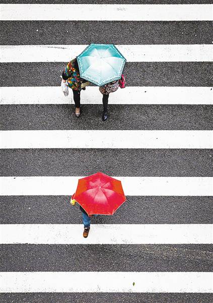 3月13日,沙坪坝区汉渝路,来往的市民撑伞遮雨。当日,主城雨下个不停,气温下降