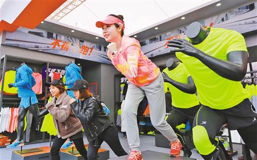 3月16日,市民开心体验新型运动装备