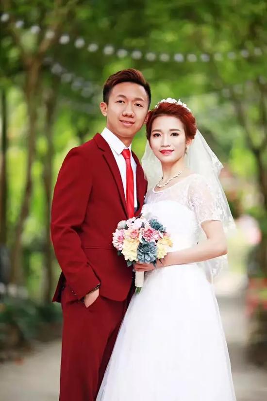 两人的婚纱照