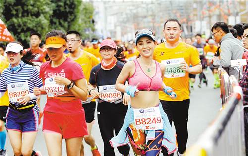 3月19日上午,美丽的南滨路上,来自世界各地的跑者闪亮登场,感受奔跑带来的乐趣