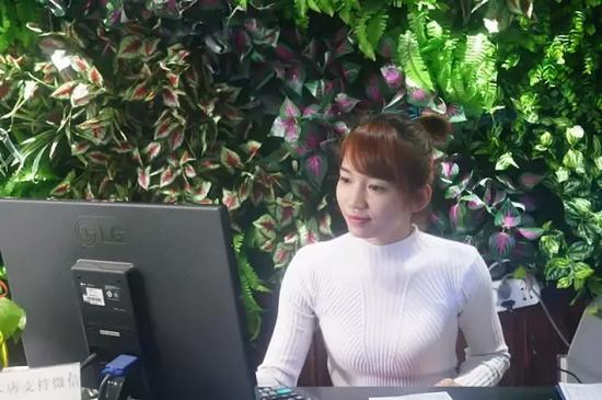 丈夫在理发店上班,小莲每天都会去帮忙